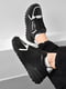 Чорні кросівки на шнурівці з білим оздобленням | 6828272 | фото 2