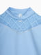 Блакитна блуза з коміром-стійкою, декорована мереживом | 6829224 | фото 10