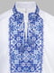 Біла сорочка, прикрашена орнаментною вишивкою блакитного кольору | 6829388 | фото 3