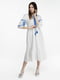 Біла вишита сукня, прикрашена орнаментом | 6829517