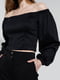 Чорна укорочена блуза з відкритими плечима та об”ємними рукавами | 6829865 | фото 2