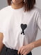 Трикотажная белая футболка Ami украшена стразами | 6832755 | фото 4