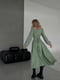 Сукня А-силуету оливкового кольору в квітковий принт з розрізом на ніжці | 6833673 | фото 2