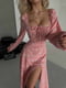 Сукня А-силуету персикового кольору в квітковий принт з розрізом на ніжці | 6833674 | фото 3