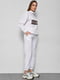 Трикотажний білий костюм: світшот з написом та джогери | 6835180 | фото 2