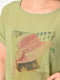 Напівбатальна футболка оливкового кольору з принтом | 6835191 | фото 4