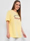 Жовта вільна футболка з принтом | 6835201 | фото 2