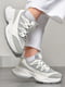 Кросівки сіро-білого кольору на шнурівці  | 6835405 | фото 2