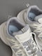 Кросівки сіро-білого кольору на шнурівці  | 6835405 | фото 4