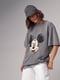 Серая футболка oversize с принтом Mickey Mouse | 6838502 | фото 3