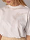 Трикотажная футболка молочного цвета с лаконичным принтом | 6838547 | фото 4