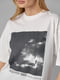 Трикотажная футболка молочного цвета с принтом неба | 6838550 | фото 4