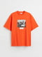 Оранжевая хлопковая футболка свободного кроя с принтом | 6697397