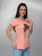Персикова бавовняна футболка з яскравим малюнком  | 6845269 | фото 2