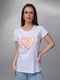 Біла трикотажна футболка з великим серцем | 6845272