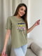 Трикотажна футболка кольору хакі з написами | 6845297 | фото 2