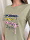 Трикотажна футболка кольору хакі з написами | 6845297 | фото 4