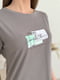 Темно-сіра вільна трикотажна футболка з принтом  | 6845327 | фото 4