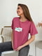 Темно-рожева вільна трикотажна футболка з принтом | 6845328 | фото 2