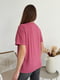 Темно-рожева вільна трикотажна футболка з принтом | 6845328 | фото 3