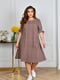 Штапельна коричнева сукня-міді вільного крою з принтом | 6846355