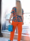 Костюм двійка кольору апельсин в квітковий принт: блуза та штани | 6846474 | фото 2