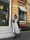 Муслінова біла сукня-міді в квітковий принт зі шнурівкою на спинці | 6846751 | фото 3