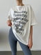 Костюм з легінсами: біла футболка з принтом і легінси сірі | 6846859 | фото 5