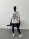 Костюм з легінсами: біла футболка з принтом і легінси чорні | 6846861 | фото 8