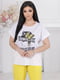 Костюм-двійка: біла футболка з принтом і жовті штани | 6846930 | фото 2