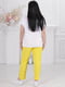 Костюм-двійка: біла футболка з принтом і жовті штани | 6846930 | фото 3