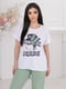 Костюм-двійка: біла футболка з принтом і зелені штани | 6846932 | фото 2