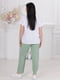 Костюм-двійка: біла футболка з принтом і зелені штани | 6846932 | фото 3