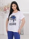 Костюм-двійка: біла футболка з принтом і сині штани | 6846934 | фото 3