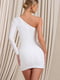 Біла коротка сукня-футляр на одне плече, декорована шнурівкою | 6848279 | фото 2