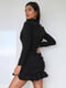 Коротка чорна сукня з оборкою та драпіровкою по бокам | 6849725 | фото 2