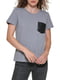 Сіра футболка з накладною кишенею | 6851150