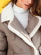 Бежева демісезонна укорочена куртка з плащової тканини з обробкою зі штучної овчини | 6850756 | фото 6
