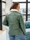 Зелена демісезонна укорочена куртка з плащової тканини | 6850759 | фото 2