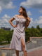 Сукня А-силуету з ефектним декольте молочного кольору | 6850844