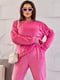 Велюровий рожевий костюм оверсайз: світшот та штани | 6857166 | фото 3