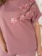 Костюм рожево-лілового кольору: блуза з принтом та укорочені штани | 6857332 | фото 3
