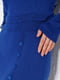 Вязаный синий костюм в рубчик: укороченная кофта, юбка | 6852589 | фото 2