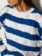 Бело-синий оверсайз джемпер с узором и полосами | 6852859 | фото 3