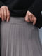Вязаная плиссированная серая юбка | 6852966 | фото 3