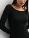 Трикотажна чорна сукня-футляр у рубчик з відкритими плечима | 6853035 | фото 2