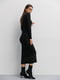 Трикотажна чорна сукня-футляр у рубчик з відкритими плечима | 6853035 | фото 3