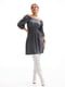Короткое серое платье с резинкой на талии и открытыми плечами | 6853081 | фото 3