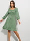 Светло-зеленое платье с цветочным принтом и открытыми плечами | 6853104