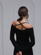 Трикотажное черное платье в рубчик с открытыми плечами | 6853139 | фото 2